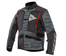 Load image into Gallery viewer, Széles szellőzőnyílások elöl és hátul a hatékony levegőáramlásért.
Levehető ujjakkal (removable sleeves), amelyekkel könnyen alakítható dzseki-vagy mellény stílusra.
CE tanúsítványú védelem: beépített EN 1621.1 Level 2 váll- és könyökvédők, valamint hely a háti és mellkasi kiegészítő protektoroknak (külön vásárolható).
Praktikus tárolóhelyek: elülső, hátsó és belső vízálló zsebek; hátsó tároló az ujjrészek számára; víz-tasak hely.
Állítható illeszkedés derékban, csuklón és csípőn, valamint nadrághoz rögzíth