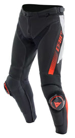 Kabát-nadrág rögzítési rendszer a Super Speed ​​4 kabáttal

Cserélhető Knee Slider RSS 4.0

Fényvisszaverő betétek

Elasztikus betétek

Perforált marhabőr 

EN 1621.1 Level 2 szabvány szerint tanúsított kompozit térd protektorok

Pro-Shape 2.0: puha protektorok az EN 1621.1 szabvány szerint tanúsítva csípőn

Légáteresztő hálós bélés