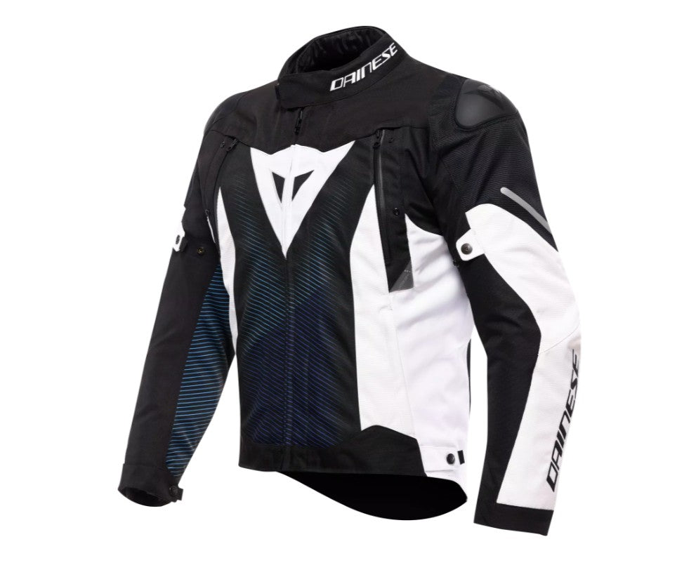 Fix D-Dry vízálló és légáteresztő membrán&nbsp; hatékonyan védi a viselőt esőben és szeles időben.
Eltávolítható hőszigetelő bélés&nbsp; könnyen szabályozhatod a hőérzetet különböző időjárási körülmények között.
EN 17092 Class A tanúsítás&nbsp; megfelel a motoros biztonsági szabványoknak.
Pro-Armor Level 1 protektorok a könyöknél és vállnál&nbsp; erős védelem anélkül, hogy korlátozná a mozgást.
Zsebek háti és mellkasprotekció kompatibilitással (Smart Air légzsákkal és opcionális hát- illetve mellkasprotekto