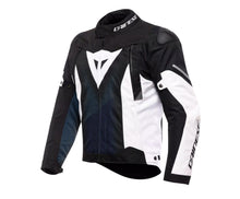 Load image into Gallery viewer, Fix D-Dry vízálló és légáteresztő membrán&nbsp; hatékonyan védi a viselőt esőben és szeles időben.
Eltávolítható hőszigetelő bélés&nbsp; könnyen szabályozhatod a hőérzetet különböző időjárási körülmények között.
EN 17092 Class A tanúsítás&nbsp; megfelel a motoros biztonsági szabványoknak.
Pro-Armor Level 1 protektorok a könyöknél és vállnál&nbsp; erős védelem anélkül, hogy korlátozná a mozgást.
Zsebek háti és mellkasprotekció kompatibilitással (Smart Air légzsákkal és opcionális hát- illetve mellkasprotekto