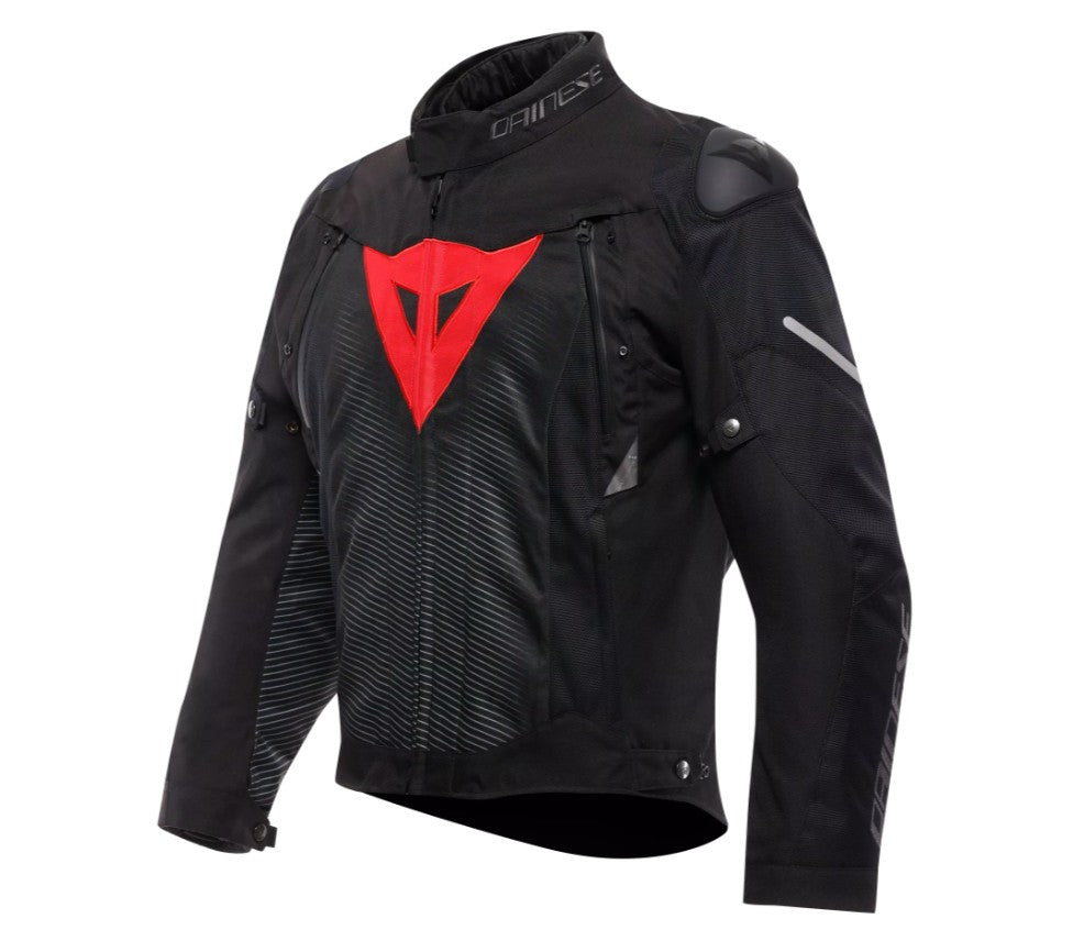 Fix D-Dry vízálló és légáteresztő membrán&nbsp; hatékonyan védi a viselőt esőben és szeles időben.
Eltávolítható hőszigetelő bélés&nbsp; könnyen szabályozhatod a hőérzetet különböző időjárási körülmények között.
EN 17092 Class A tanúsítás&nbsp; megfelel a motoros biztonsági szabványoknak.
Pro-Armor Level 1 protektorok a könyöknél és vállnál&nbsp; erős védelem anélkül, hogy korlátozná a mozgást.
Zsebek háti és mellkasprotekció kompatibilitással (Smart Air légzsákkal és opcionális hát- illetve mellkasprotekto