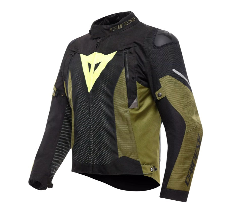 Fix D-Dry vízálló és légáteresztő membrán&nbsp; hatékonyan védi a viselőt esőben és szeles időben.
Eltávolítható hőszigetelő bélés&nbsp; könnyen szabályozhatod a hőérzetet különböző időjárási körülmények között.
EN 17092 Class A tanúsítás&nbsp; megfelel a motoros biztonsági szabványoknak.
Pro-Armor Level 1 protektorok a könyöknél és vállnál&nbsp; erős védelem anélkül, hogy korlátozná a mozgást.
Zsebek háti és mellkasprotekció kompatibilitással (Smart Air légzsákkal és opcionális hát- illetve mellkasprotekto