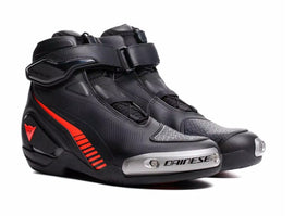 Perforált mikroszálas felsőrész az optimális szellőzésért
Nyakörv puha betéttel
Rugalmas ízületek az extra kényelemért
Csipke garázs a nyelven
Speed fűző rendszer
Dupla dzsörzé légrés bélés
Megerősített malleolus, lábujj és sarok számláló
Megerősített poliuretán sarokszerkezet
Cserélhető magnézium csúszka (1999948 készlet csomagtartó csúszó magnézium, 1999885 rozsdamentes acél csomagtartó készlet, 1999954 készlet csomagtartó csúszka műanyag 16)
Cipők CE minősítéssel – kat. II - EN 13634 szabvány
TPU hőformá