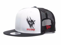 Load image into Gallery viewer, 9fifty sapka jellegzetes Dainese versenystílussal, lapos napellenzővel és snapback rögzítéssel.