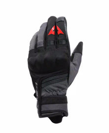 Dainese Smart Touch a mutatóujjon
Állítható mandzsetta pánt
Előre ívelt ujjak
Stretch betét az ujjakon a jobb rugalmasság érdekében
Kecskebőr erősítések a tenyéren és az ujjakon
Szintetikus velúr tenyér
GORE-TEX ePE membrán
Fényvisszaverő betétek
CE tanúsítvánnyal rendelkező kesztyűk - kat. II - EN 13594/2015 Szabványos kat. II lev. 1