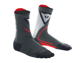 A Thermo Mid Socks a Dainese Thermo szigetelő zoknik hosszú változata, amelyet úgy terveztek, hogy biztosítsa az ergonómiát és a megfelelő hőszabályozást hidegebb éghajlaton .
A Dryarn hidrofób és szigetelő szövet lehetővé teszi a Thermo Socks számára, hogy optimalizálja a testhőkezelés folyamatát.
