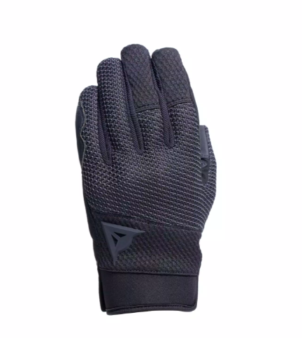 Könnyű, nyári motoros kesztyű, amely szellőző, rugalmas textil (mesh) anyagból készül, így jól átszellőzik és meleg időben is komfortos.
A tenyérrész Amica művelúr (szintetikus velúr) anyagból készült, ami kopásállóságot és jobb tapadást biztosít.
Beépített Comf-Tek bütyökvédelem és megerősített tenyér, illetve kisujjvédelem gondoskodik az alap biztonságról.
A kesztyű CE minősítéssel rendelkezik (Cat. II, EN 13594 Level 1), ami megfelel az alap motoros védőfelszerelési szabványnak.
Ergonomikus kialakítás (e