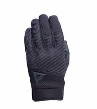 Load image into Gallery viewer, Könnyű, nyári motoros kesztyű, amely szellőző, rugalmas textil (mesh) anyagból készül, így jól átszellőzik és meleg időben is komfortos.
A tenyérrész Amica művelúr (szintetikus velúr) anyagból készült, ami kopásállóságot és jobb tapadást biztosít.
Beépített Comf-Tek bütyökvédelem és megerősített tenyér, illetve kisujjvédelem gondoskodik az alap biztonságról.
A kesztyű CE minősítéssel rendelkezik (Cat. II, EN 13594 Level 1), ami megfelel az alap motoros védőfelszerelési szabványnak.
Ergonomikus kialakítás (e