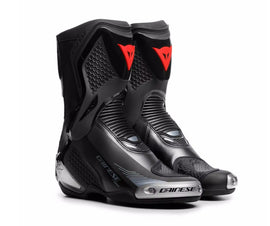 Hátul cipzárral záródik
Rugalmas ízületek az extra kényelemért
Speed fűző rendszer
CE tanúsítvánnyal rendelkező csizma - kat. II - EN 13634 szabvány
D-axiális rendszer
Magnézium  betétek az elülső oldalon és a hátsó oldalon