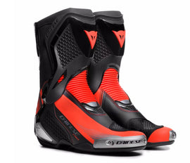 Hátul cipzárral záródik
Rugalmas ízületek az extra kényelemért
Speed ​​fűző rendszer
CE tanúsítvánnyal rendelkező csizma - kat. II - EN 13634 szabvány
D-axiális rendszer
Magnézium  betétek az elülső oldalon és a hátsó oldalon