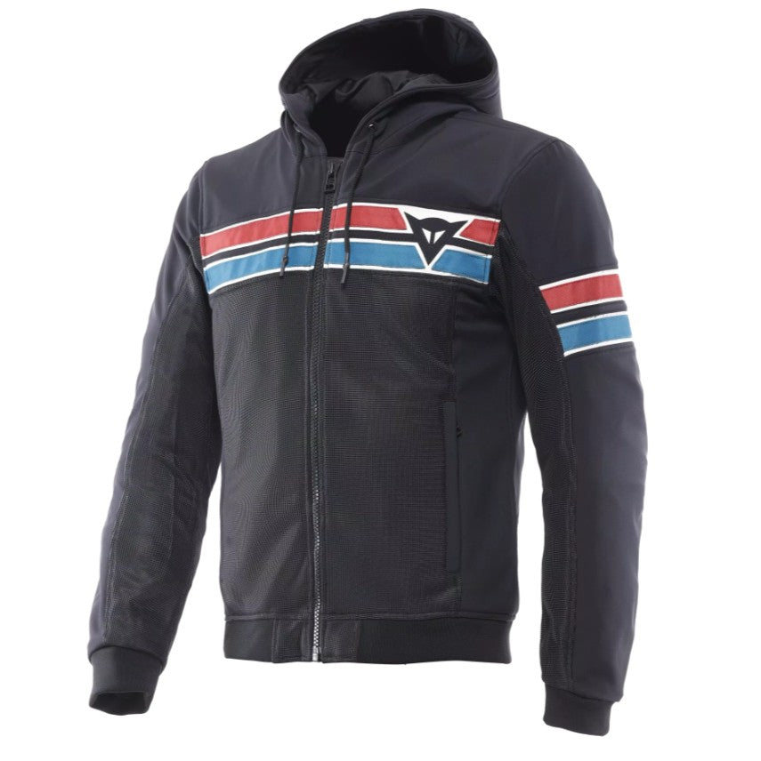 Softshell anyag nagy méretű mesh panelekkel – kiváló szellőzés és komfort a forró nyári napokon.
Kapucnis, urban stílusú kialakítás, a Dainese ikonikus modelljei által inspirált dizájnnal.
EN 17092 Class A tanúsítás – hivatalos motoros védőruházat.
Kivehető Pro-Armor váll- és könyökvédők (EN 1621-1 Level 1) a magas szintű védelemért.
Előkészítés Pro-Armor hát- és mellkasprotektorhoz a védelem tovább növeléséhez.
1 vízálló belső zseb és 2 külső zseb a praktikus tárolásért.
Kabát–nadrág összekötő hurok és kap