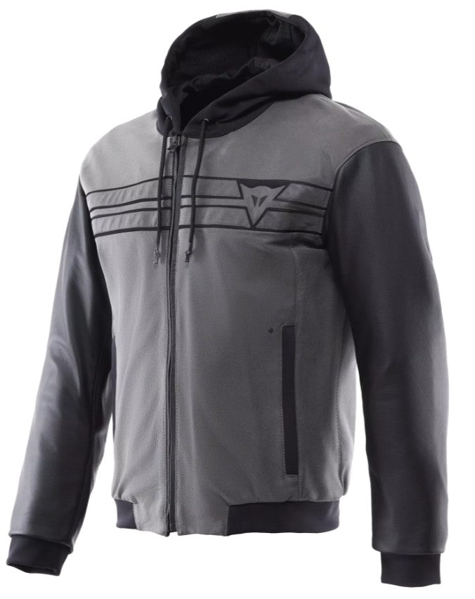 Soave marhabőr törzs + Federica bőr ujjak
Fix bőr + textil kapucni&nbsp;
EN 17092 Class A tanúsítás&nbsp;
Kivehető Pro-Armor váll- és könyökvédők (EN 1621-1 Level 1)
Hely a mellkas- és hátprotektorhoz&nbsp;
Kabát–nadrág összekötő pánt
1 vízálló belső zseb + 2 külső zseb&nbsp;
Városi használatra optimalizált