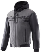 Load image into Gallery viewer, Soave marhabőr törzs + Federica bőr ujjak
Fix bőr + textil kapucni&nbsp;
EN 17092 Class A tanúsítás&nbsp;
Kivehető Pro-Armor váll- és könyökvédők (EN 1621-1 Level 1)
Hely a mellkas- és hátprotektorhoz&nbsp;
Kabát–nadrág összekötő pánt
1 vízálló belső zseb + 2 külső zseb&nbsp;
Városi használatra optimalizált