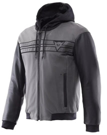 Soave marhabőr törzs + Federica bőr ujjak
Fix bőr + textil kapucni&nbsp;
EN 17092 Class A tanúsítás&nbsp;
Kivehető Pro-Armor váll- és könyökvédők (EN 1621-1 Level 1)
Hely a mellkas- és hátprotektorhoz&nbsp;
Kabát–nadrág összekötő pánt
1 vízálló belső zseb + 2 külső zseb&nbsp;
Városi használatra optimalizált