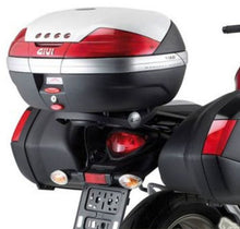 Load image into Gallery viewer, Suzuki Gladius 650 (09- )
Hátsó doboztartó konzol (platni nélkül)
A GIVI széleskörű termékpalettájáról nem hiányozhatnak a különböző
hátsó doboztartó platnik és konzolok sem. Ha egy adott motortípus
gyárilag rendelkezik csomagtartóval, abban az esetben csak egy
E cikkszámú specifikus platnit kell felrögzíteni a GIVI dobozok
használatához.
Ellenkező esetben az SR jelű fém konzolos doboztartók, vagy az
F, FZ illetve FL jelű doboztartó karok és hozzá ajánlott
platnik jelentik a megoldást.