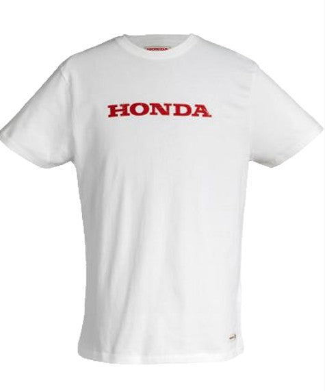 100% fésült pamutból készült klasszikus stílusú póló, finom, selymes felülettel, amely puha és prémium tapintást biztosít.
A dizájnt az elülső részen található kopott hatású szitanyomás teszi még különlegesebbé, amely finom vintage ihletésű karaktert kölcsönöz, miközben megőrzi az elegáns és időtálló vonzerőt. Ötvözi a prémium minőséget és a visszafogott stílust.