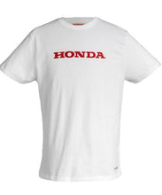 Load image into Gallery viewer, 100% fésült pamutból készült klasszikus stílusú póló, finom, selymes felülettel, amely puha és prémium tapintást biztosít.
A dizájnt az elülső részen található kopott hatású szitanyomás teszi még különlegesebbé, amely finom vintage ihletésű karaktert kölcsönöz, miközben megőrzi az elegáns és időtálló vonzerőt. Ötvözi a prémium minőséget és a visszafogott stílust.