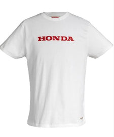 100% fésült pamutból készült klasszikus stílusú póló, finom, selymes felülettel, amely puha és prémium tapintást biztosít.
A dizájnt az elülső részen található kopott hatású szitanyomás teszi még különlegesebbé, amely finom vintage ihletésű karaktert kölcsönöz, miközben megőrzi az elegáns és időtálló vonzerőt. Ötvözi a prémium minőséget és a visszafogott stílust.