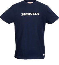 Load image into Gallery viewer, 100% fésült pamutból készült klasszikus stílusú póló, finom, selymes felülettel, amely puha és prémium tapintást biztosít. A dizájnt az elülső részen található kopott hatású szitanyomás teszi még különlegesebbé, amely finom vintage ihletésű karaktert kölcsönöz, miközben megőrzi az elegáns és időtálló vonzerőt. Ötvözi a prémium minőséget és a visszafogott stílust.