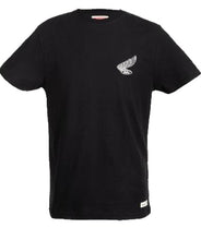 Load image into Gallery viewer, 100% fésült pamutból készült klasszikus stílusú póló, finom, selymes felülettel, amely puha és prémium tapintást biztosít.
Letisztult megjelenését a mellrészen található Hondaszárnnyal ellátott hímzett betét emeli ki, egyedi és kifinomult részletként. Időtálló darab, amely ötvözi a prémium minőséget és a visszafogott stílust.