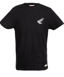 100% fésült pamutból készült klasszikus stílusú póló, finom, selymes felülettel, amely puha és prémium tapintást biztosít.
Letisztult megjelenését a mellrészen található Hondaszárnnyal ellátott hímzett betét emeli ki, egyedi és kifinomult részletként. Időtálló darab, amely ötvözi a prémium minőséget és a visszafogott stílust.