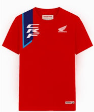 Load image into Gallery viewer, 100%-ban fésült pamut jersey anyagból, könnyű és kényelmes viselet.
A Honda ikonikus verseny-piros színében, dinamikus kék csíkkal, karakteres CRF logóval és Honda Wing emblémával a mellrészen.
Hátulján a Honda felirat található, amely erős és hiteles versenymotoros identitást kölcsönöz.
Egy olyan ruhadarab, amely megtestesíti a felfedezés és a terepjáró szabadság szellemét.