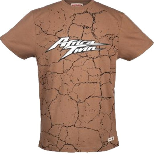 100%-ban fésült pamut jersey anyagból, kényelmes és tartós.
Homokszínű, teljes felületén repedezett sivatagi mintával és a mellrészen feltűnő Africa Twin logóval; tisztelgés a Honda legendás kalandmotorja előtt.
Egy olyan ruhadarab, amely megtestesíti a felfedezés és a terepjáró szabadság szellemét.