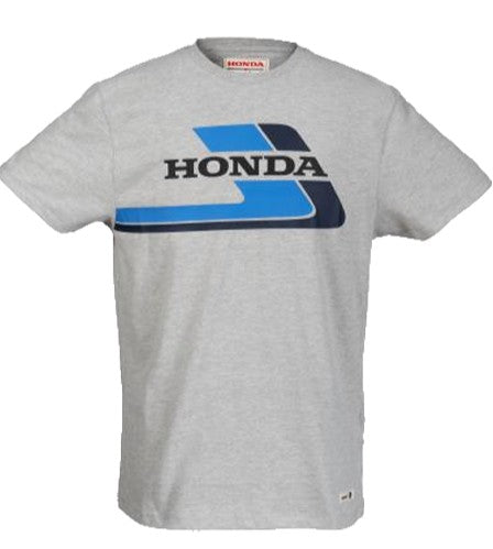 100% fésült pamutból, selymes felülettel, sima és puha tapintású.
Melange szürke színben, markáns, retro ihletésű grafikával, a Honda logóval a mellrészen, kék árnyalatokban, míg hátul a Honda Wing embléma látható.
Egy olyan ruhadarab, amely megtestesíti a felfedezés és szabadság szellemét.