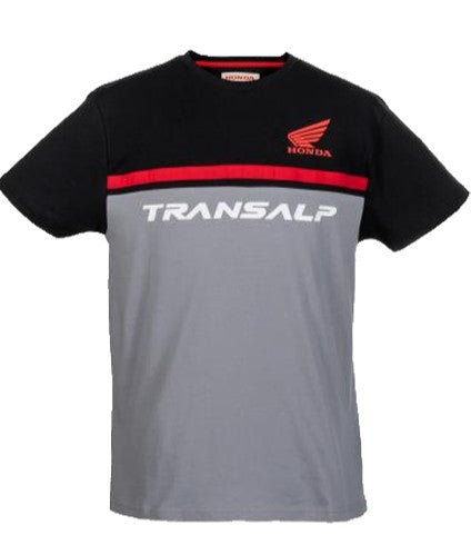 Transalp póló, 100%-ban fésült pamut jersey anyagból, könnyű és kényelmes, mindennapi viseletre. Fekete és szürke színű blokkos mintázatú, feltűnő piros csíkkal, mellrészén a markáns Transalp logóval és a Honda Wing emblémával. Egy olyan ruhadarab, amely megtestesíti a felfedezés és a terepjáró szabadság szellemét.