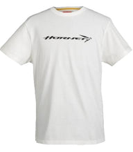 Load image into Gallery viewer, 100%-ban fésült pamut jersey anyagból, puha és tartós, mindennapi viseletre.
Fekete színű, elülső részén finom Hornet logóval, ami elegáns megjelenést kölcsönöz neki, míg hátulján egy merész, túlméretezett sárga grafika látható, amelyet az ikonikus Honda Hornet ihletett.
Egy olyan ruhadarab, amely megtestesíti a felfedezés és szabadság szellemét.