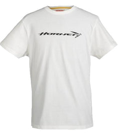 100%-ban fésült pamut jersey anyagból, puha és tartós, mindennapi viseletre.
Fekete színű, elülső részén finom Hornet logóval, ami elegáns megjelenést kölcsönöz neki, míg hátulján egy merész, túlméretezett sárga grafika látható, amelyet az ikonikus Honda Hornet ihletett.
Egy olyan ruhadarab, amely megtestesíti a felfedezés és szabadság szellemét.