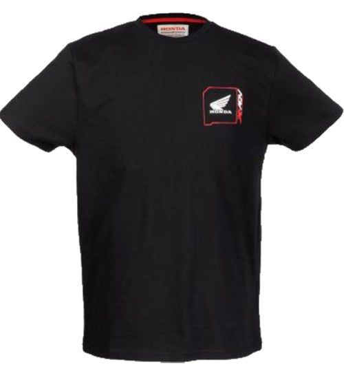 100%-ban fésült pamut jersey anyagból, kényelmes és tartós.
Fekete színben, minimalista elülső résszel, Honda Wing logóval és X-ADV részletekkel, míg a hátoldalon merész grafikával tiszteleg az innovatív Honda X-ADV előtt, japán karaktereket és a versenyzés ihlette elemeket ötvözve.
Megtestesíti a felfedezés és a terepjáró szabadság szellemét.