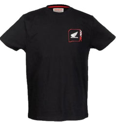 100%-ban fésült pamut jersey anyagból, kényelmes és tartós.
Fekete színben, minimalista elülső résszel, Honda Wing logóval és X-ADV részletekkel, míg a hátoldalon merész grafikával tiszteleg az innovatív Honda X-ADV előtt, japán karaktereket és a versenyzés ihlette elemeket ötvözve.
Megtestesíti a felfedezés és a terepjáró szabadság szellemét.