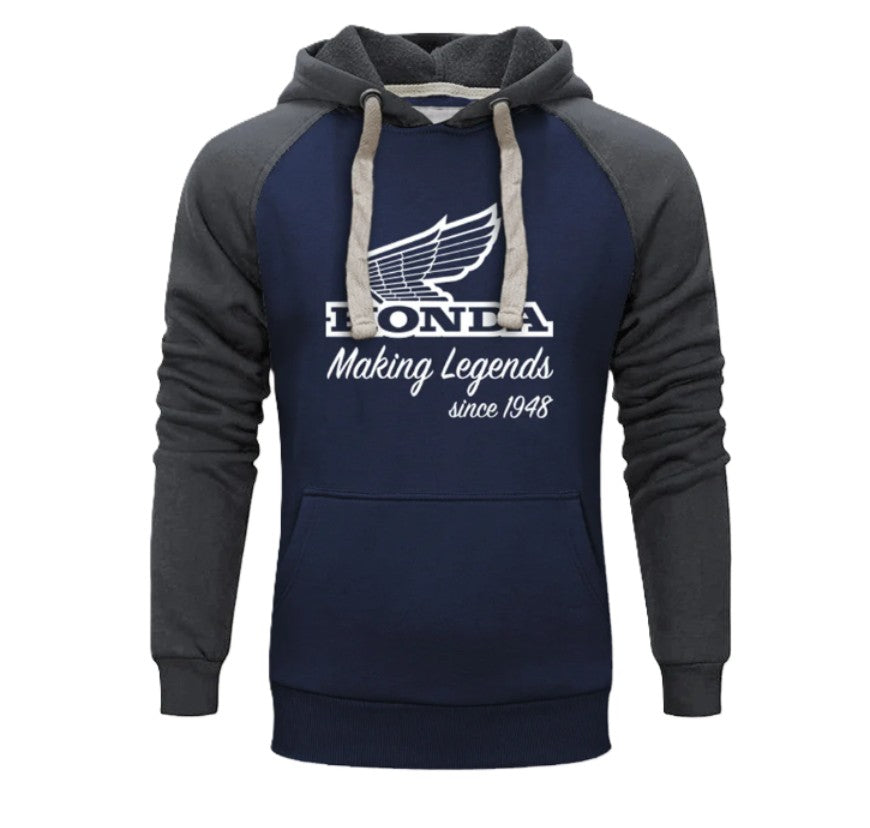 Anyaga: 80% pamut, 20% poliészter, 300 g/m²
Nyomtatott logo a mellrészen és a kapucnin
Halszálkás nyakszegély, halszálkás nyomtatott cimke a nyak belső részén
Nyers szélű lapos kapucnizsinór és fém fűzőlyukak