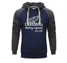 Load image into Gallery viewer, Anyaga: 80% pamut, 20% poliészter, 300 g/m²
Nyomtatott logo a mellrészen és a kapucnin
Halszálkás nyakszegély, halszálkás nyomtatott cimke a nyak belső részén
Nyers szélű lapos kapucnizsinór és fém fűzőlyukak