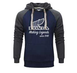 Anyaga: 80% pamut, 20% poliészter, 300 g/m²
Nyomtatott logo a mellrészen és a kapucnin
Halszálkás nyakszegély, halszálkás nyomtatott cimke a nyak belső részén
Nyers szélű lapos kapucnizsinór és fém fűzőlyukak