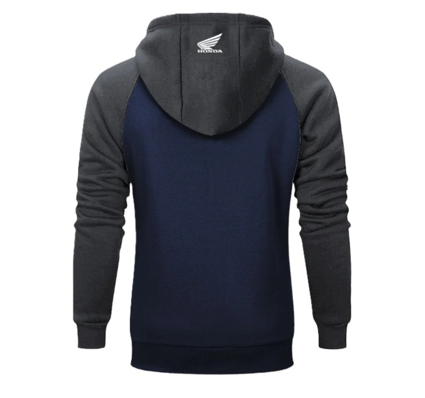 Anyaga: 80% pamut, 20% poliészter, 300 g/m²
Nyomtatott logo a mellrészen és a kapucnin
Halszálkás nyakszegély, halszálkás nyomtatott cimke a nyak belső részén
Nyers szélű lapos kapucnizsinór és fém fűzőlyukak