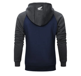 Anyaga: 80% pamut, 20% poliészter, 300 g/m²
Nyomtatott logo a mellrészen és a kapucnin
Halszálkás nyakszegély, halszálkás nyomtatott cimke a nyak belső részén
Nyers szélű lapos kapucnizsinór és fém fűzőlyukak