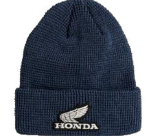 Load image into Gallery viewer, Anyag: 70% újrahasznosított poliészter, 30% akril
Klasszikus stílusú kötött sapka, tengerészkék, prémium minőségű kötött anyagból, amely meleget és kifinomult kényelmet nyújt.