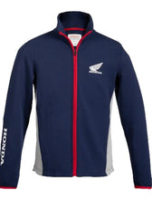 Load image into Gallery viewer, Anyaga: interlock 80% pamut , 15% újrahasznosított puliészer 5% elasztán
Cipzáras pulóver pamutkeverék interlock anyagból, amely strukturált, mégis kényelmes viseletet biztosít.
Fekete, szürke oldalsó betétekkel, kontrasztos piros részletekkel a cipzár mentén, dinamikus versenyhangulatot kölcsönözve.
A mellrészen az ikonikus Honda Wing logó, az ujján pedig a markáns Honda felirat teszi teljessé.