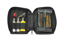 Motorkerékpár gumi gyorsjavító készlet tömlő nélküli abroncsok
szükségjavításához.
Az erős hordtáskában elhelyezett készlet tartalmaz
különféle behúzószálakat, fúró- és behúzó szerszámot, 3 db 16 grammos
CO-patront, regulátort, hőszigetelő burkolatot, kést és speciális ragasztót.
A defektet a gumi leszerelése
nélkül kijavíthatod és mehetsz is tovább.