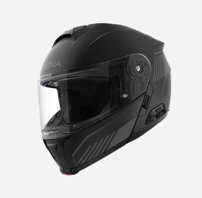 Moduláris kialakítás&nbsp;
Beépített Mesh Intercom 3.0 + Wave Intercom
2. generációs Harman Kardon hangszórók&nbsp;
AI-alapú zajszűrés (AINR)
Beépített hátsó LED lámpa (fék + menetfény)&nbsp;
ABS / kompozit héjszerkezet + több sűrűségű EPS&nbsp;
ECE 22.06 P/J tanúsítás&nbsp;
Beépített napellenző + Pinlock kompatibilis plexi
Fejlett szellőzés
Akár 30–35 óra beszélgetési idő, gyors töltés és menet közbeni töltési lehetőség
OTA (vezeték nélküli) frissítések + Sena Motorcycles App