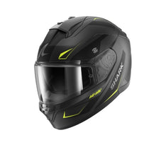 Load image into Gallery viewer, Lexan polikarbonát héj.
Aerodinamikus külső kialakítás.
Több rétegű EPS ütéselnyelő bélés.
Könnyen, szerszámok nélkül eltávolítható plexi.
2 szellőző bemenet.
2 szellőző kimenet.
„EasyFit” szemüveg előkészítés.
Mikrometrikus gyorszár.
Sisakkommunikáció előkészítés.

Alaptartozékok:
- Torzítás mentes speciálisan kialakított 1-es optikai osztályú karcmentes víztiszta plexi.
- 70-es Pinlock páramentesítő betétnek kialakított előkészítés.
- UV380 szűrős, karc és páramentes beépített napszemüveg.
- Pinlock állít