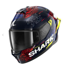 Load image into Gallery viewer, Héjszerkezet: Lexan (nagy ütésállóságú polikarbonát)
Súly: 1580 g (XS-es héjméret)
Többsűrűségű EPS belső héj
Versenyihletésű hátsó spoiler az aerodinamikai stabilitásért
Optikai osztály 1, karcálló plexi
Pinlock® 70 kompatibilitás
Integrált, karcálló és páramentes belső napszemüveg
Gyorskioldó plexirendszer
„Best Fit” ergonomikus illeszkedés
SENA intercom kompatibilitás