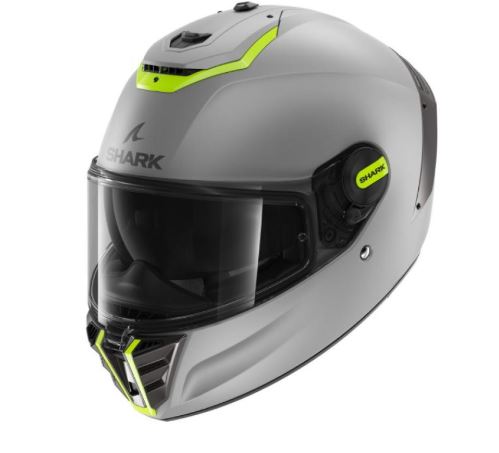 Multiaxiális üvegszálas héj.
Aerodinamikus külső kialakítás.
Különböző keménységű, több elemből álló ütődés elnyelő réteg.
Könnyen, szerszámok nélkül eltávolítható plexi.
Több ponton állítható szellőző csatornák az optimális légáramlásért.
„EasyFit” szemüveg előkészítés.
Dupla D gyűrűs versenyzár.
Sisakkommunikáció előkészítés.

Alaptartozékok:
- Torzítás mentes speciálisan kialakított 1-es optikai osztályú karcmentes víztiszta plexi.
- Pinlock páramentesítő betétnek kialakított előkészítés.
- UV380 szűrős,