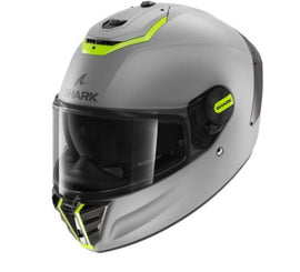 Multiaxiális üvegszálas héj.
Aerodinamikus külső kialakítás.
Különböző keménységű, több elemből álló ütődés elnyelő réteg.
Könnyen, szerszámok nélkül eltávolítható plexi.
Több ponton állítható szellőző csatornák az optimális légáramlásért.
„EasyFit” szemüveg előkészítés.
Dupla D gyűrűs versenyzár.
Sisakkommunikáció előkészítés.

Alaptartozékok:
- Torzítás mentes speciálisan kialakított 1-es optikai osztályú karcmentes víztiszta plexi.
- Pinlock páramentesítő betétnek kialakított előkészítés.
- UV380 szűrős,