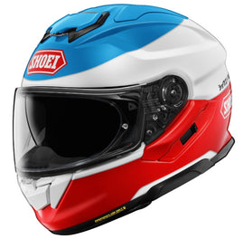 A SHOEI GT-Air3 külső burkolata nagy rugalmasságot és kis súlyt egyesít az üvegszálból és szerves szálakból álló összetételének köszönhetően.
A sisakkal szállított PINLOCK®EVO lencse rendkívül hatékonyan csökkenti a napellenző párásodását.
A CNS-1C szemellenző.
Mint minden SHOEI teljes arcát fedő sisakellenző, ez is csökkenti a bejövő UV-sugárzás több mint 99%-ának a sisak belsejébe való behatolását.
A kellemesen keskeny, mikro racsnis záródású állszíj kényelmesen használható és biztonságosan a helyén tartj