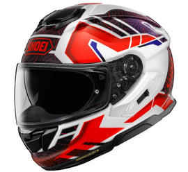 A SHOEI GT-Air3 külső burkolata nagy rugalmasságot és kis súlyt egyesít az üvegszálból és szerves szálakból álló összetételének köszönhetően.
A sisakkal szállított PINLOCK®EVO lencse rendkívül hatékonyan csökkenti a napellenző párásodását.
A CNS-1C szemellenző.
Mint minden SHOEI teljes arcát fedő sisakellenző, ez is csökkenti a bejövő UV-sugárzás több mint 99%-ának a sisak belsejébe való behatolását.
A kellemesen keskeny, mikro racsnis záródású állszíj kényelmesen használható és biztonságosan a helyén tartj
