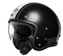 Load image into Gallery viewer, Biztonság

AIM héjszerkezet a könnyű, mégis erős ütéselnyelő képességért
Multi-sűrűségű EPS bélésrendszer
Integrált CJ-4 napellenző
Dupla D-gyűrűs rögzítés
ECE 22.06 homologizáció

Kényelem

3D középső párna
Minden párna levehető és mosható
Fülpárnák különböző vastagságokban
Több héjméret a tökéletes illeszkedésért

Szellőzés

Integrált szellőzőrendszer a hatékony légáramlásért

Dizájn és extrák

V-480 napellenző három pozícióban állítható
Klasszikus goggle öv retro stílusban