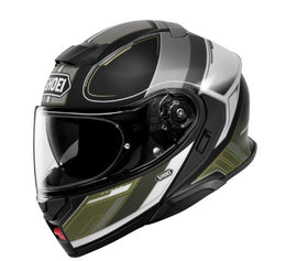 AIM kompozit külső héj: több rétegű, üvegszálas és egyéb szálas anyagokból készült ütéselnyelő héj a tömeg és merevség optimalizálásához.
EPS több‑sűrűségű bélés: belső habréteg, amely különböző sűrűségekkel növeli az ütésenergia elnyelését.
CNS‑3C átlátszó plexi + Pinlock antipára: a látómező optikai tisztaságát és páramentességét biztosítja.
QSV‑2 beépített napellenző: könnyen lehúzható belső sötétített napellenző a napsütés elleni védelemhez.
P/J kettős homologizáció: a sisak mind teljes bukósisak, mind 